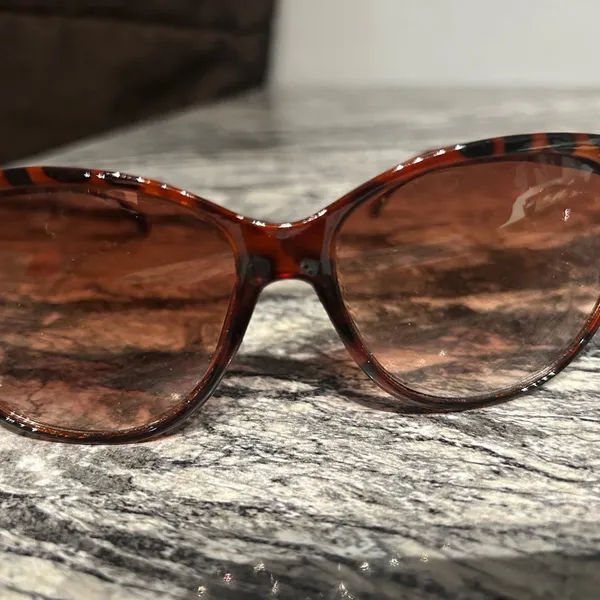 Tortoise Shell Sunglasses Brown - Image 3