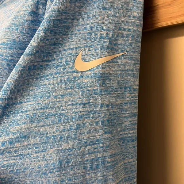 Nike Golf Women’s Dri-Fit Long Sleeve Pullover Heather Light Blue Shirt- Large - Image 3