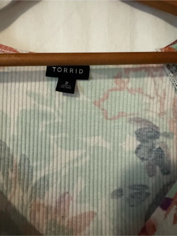 Torrid Floral Ribbed Button‑Front Top – Size 2 - Image 3