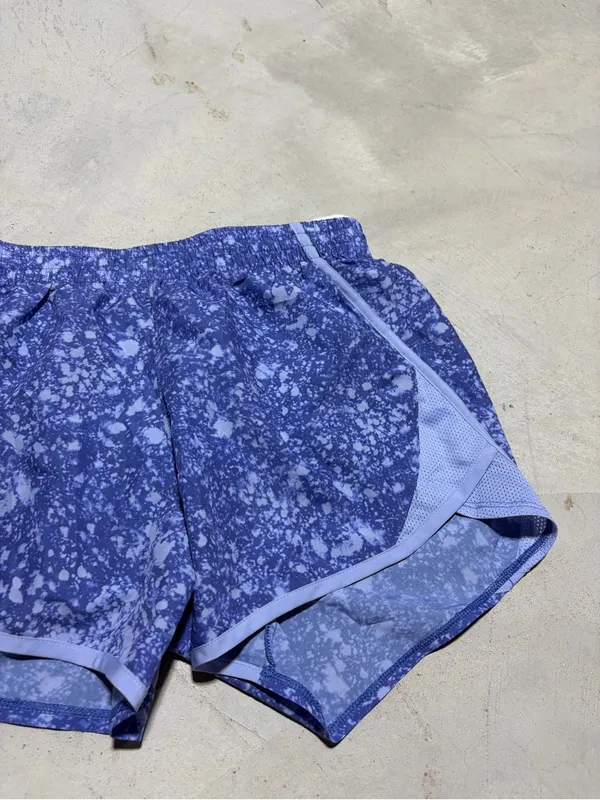 Under Armour Women's Printed Athletic Shorts loose XS - Image 3