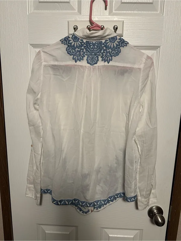 Johnny Was White Button-Front Shirt with Blue Floral Embroidery - Image 6