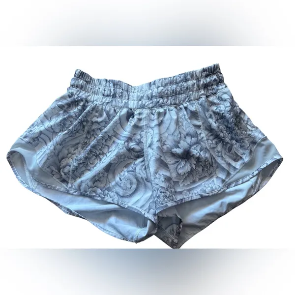 Lululemon Hotty Hot Short II *2.5" Mini Twine White Multi / White size 4 EUC Run - Image 2