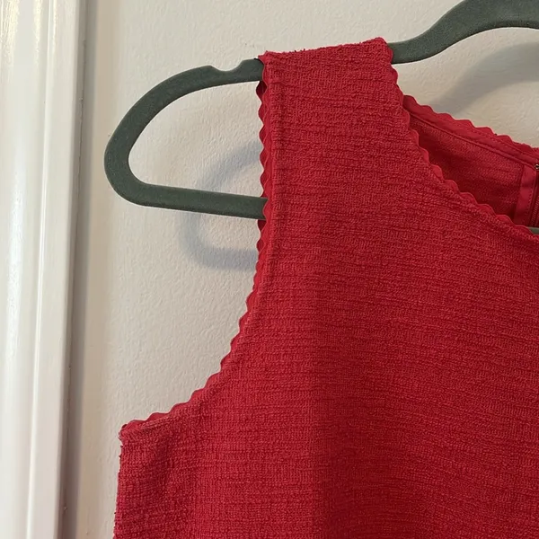 Ann Taylor scallop trim sleeveless top in size Small - Image 2