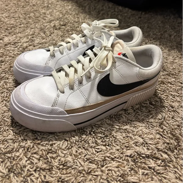 Nike shoes  - Image 3