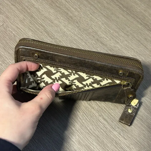 Juicy Couture Beown Leather Wallet - Image 5