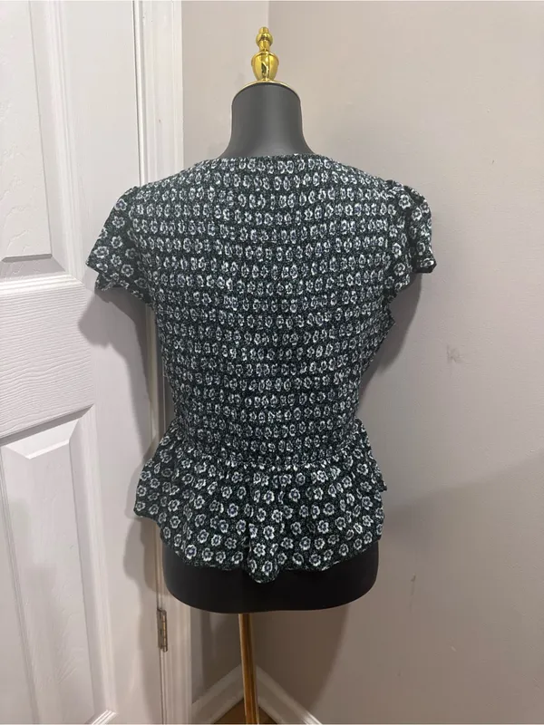 American Eagle Floral Smocked Peplum Top Women’s Large Green V Neck Large - Image 4