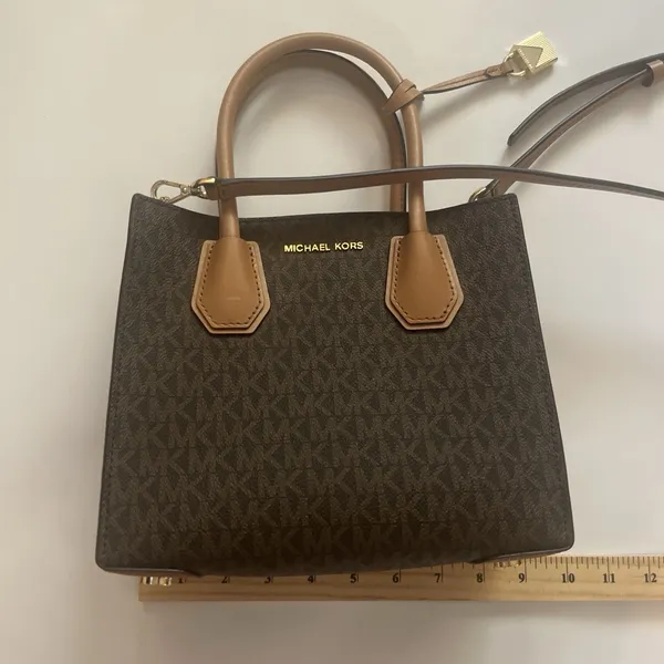 MICHAEL Michael Kors NWOT Mercer Shopper Crossbody Bag with removable strap. - Image 10