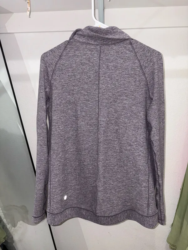 Lululemon gray heather wrap jacket in size 4 come with Lulu bag #athletic #activewear - Image 3