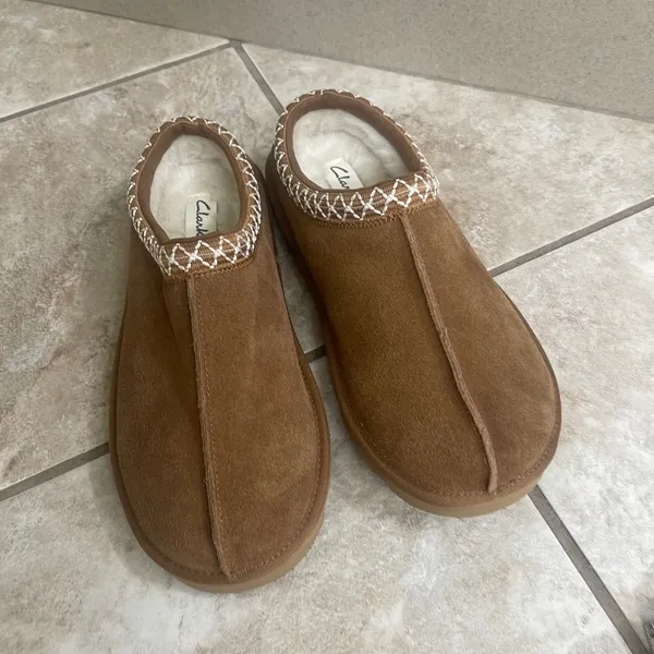 Clarks sz 8 Womens Suede Faux Fur Lined Slippers Chestnut Brown suede NWOT - Image 2