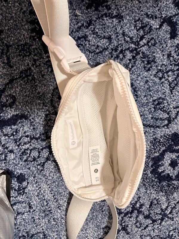 Lululemon Belt Bag Everywhere 1L White - Image 3