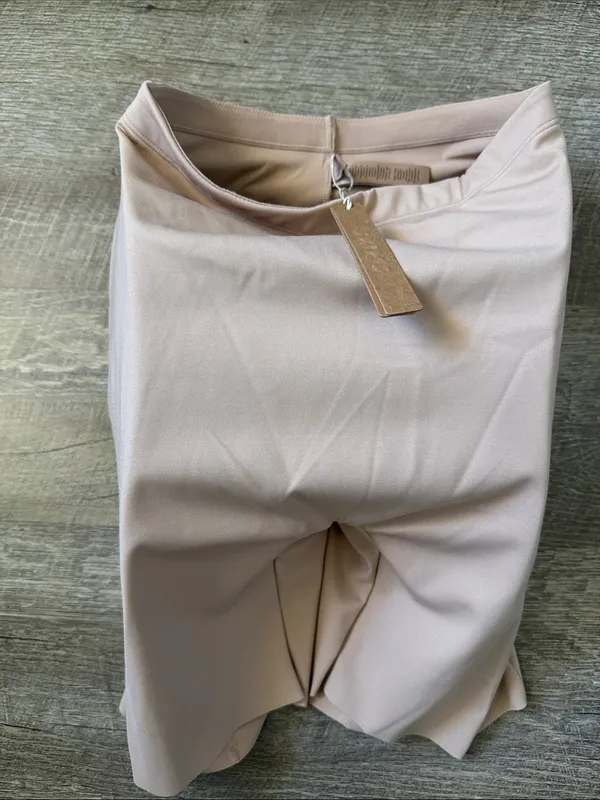 NWT Skims Body Hip Shaping Mid Thigh Short Size M - Image 3