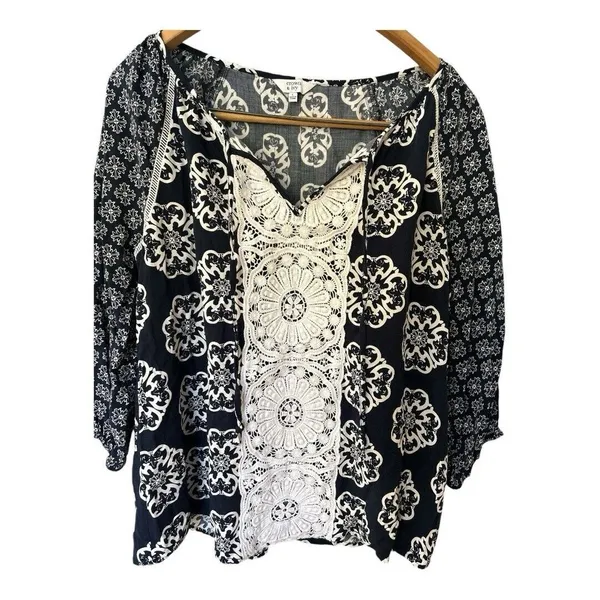 Crown & Ivy Top Sz L Blue‎ White Geometric Design Festival Boho 3/4 Sleeve - Image 3