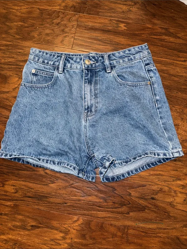 Women’s Princess Polly Tropicana High Waist light wash denim shorts - Image 2