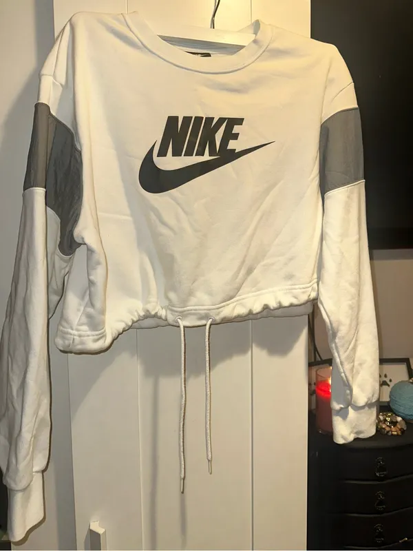 NIKE Colorblocked Logo Cropped Crewneck $60MSRP - Image 3