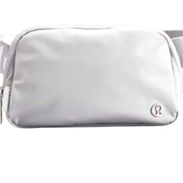 Everywhere Belt Bag 1L Wordmark Silver Drop / White - Image 11