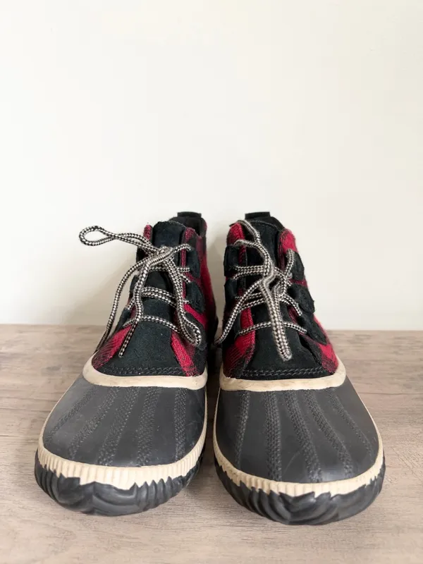 SOREL Out N About Duck Boot Red Black Buffalo Plaid Size NL3403 9.5 - Image 2