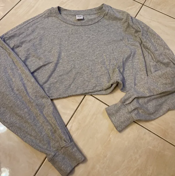 Aritzia TNA cropped Long Sleeve Top Size Large Gray - Image 2