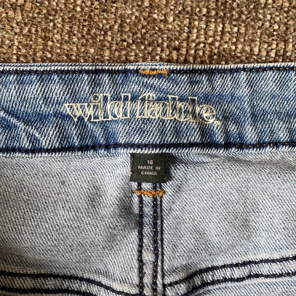 Wild Fable distressed high rise jean shorts size 16 - Image 5