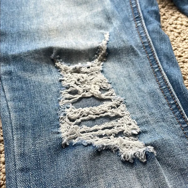 Indigo Rein Distressed Ankle Jeans in Blue - Image 7