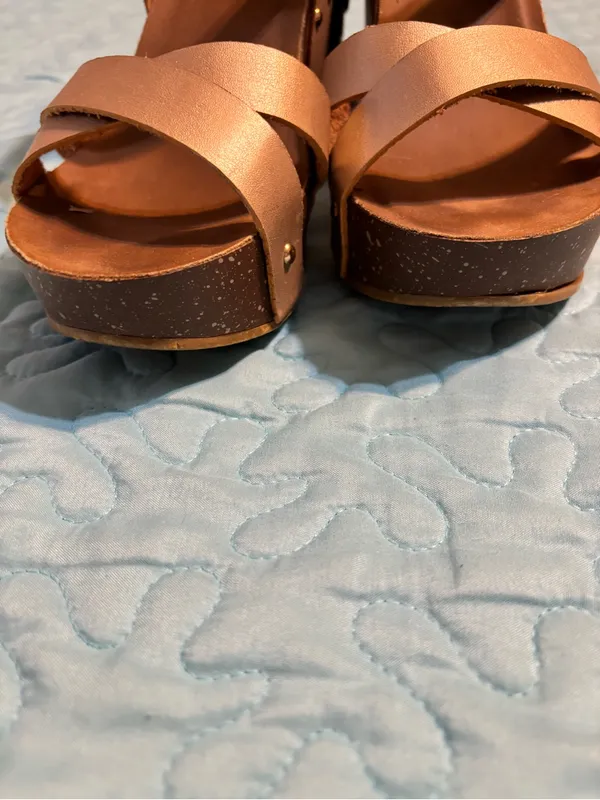 Refresh Metallic Rose Gold and Gold Crisscross Strap Sandals - Image 4
