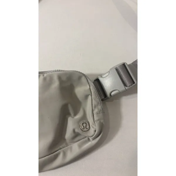 Lululemon Belt Bag Womens One Size Gray Everywhere Crossbody Fanny Pack Nylon‎ - Image 2