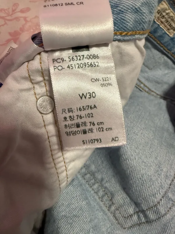 Levi’s 501 Shorts High-Rise Women’s Original With Pink Leather Patch and Button - Image 3