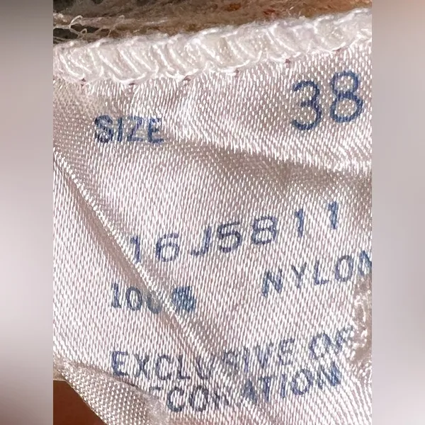 Vintage nightgown with lace detailing in size Small - Image 7