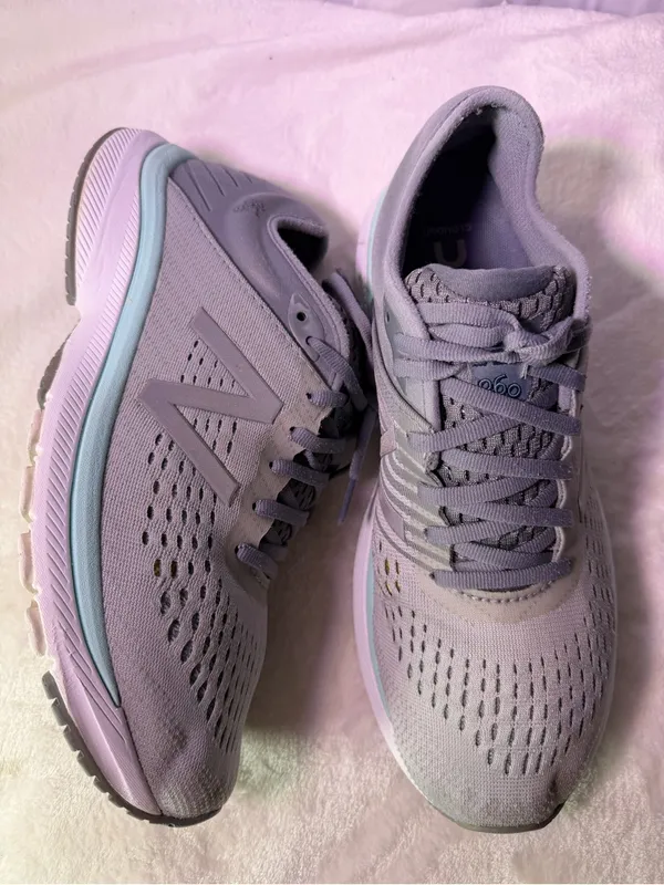 New Balance Women's Light Gray Running Sneakers with Mint Trim - Image 5