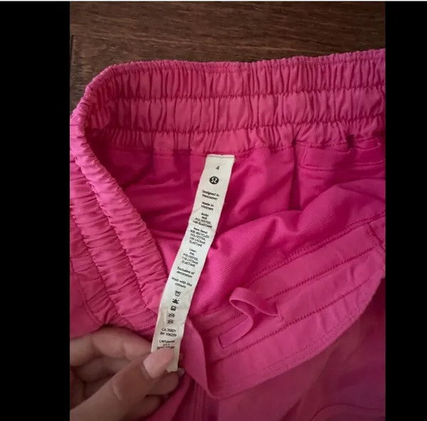 Lululemon Hotty Hot Shorts 2.5" Low-Rise pink - Image 4
