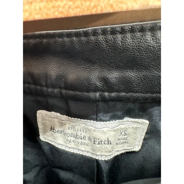 Abercrombie & Fitch‎ Womens XS Black Faux Leather Mini Skirt Front Zip Y2K Moto - Image 4