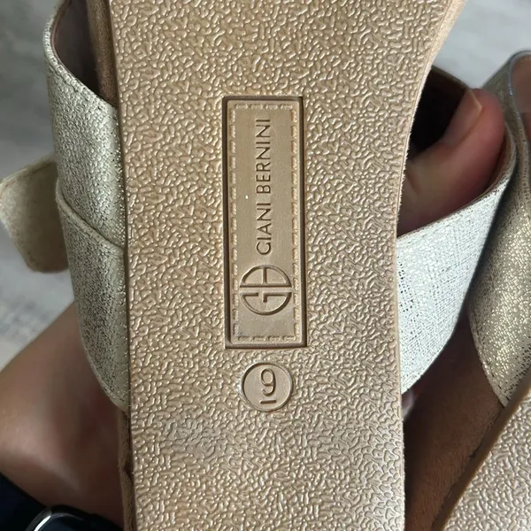 Giani Bernini Memory Foam Rilley Gold Detail Strap Sandal Size 9 - Image 7