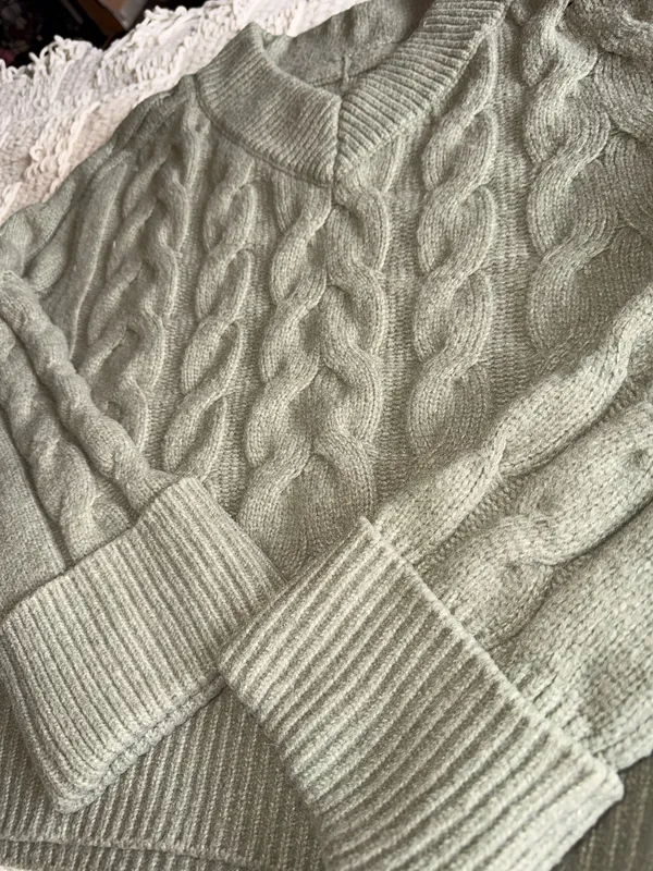 Abercrombie & Fitch Cable Easy V-Neck Sweater - Image 4