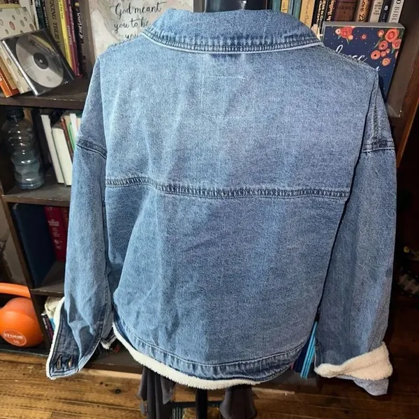 Kensie distressed denim cropped Sherpa cargo jacket - Image 2