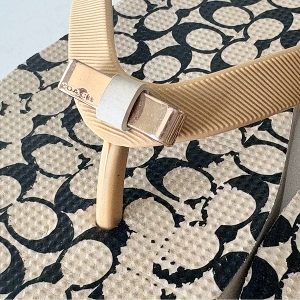 COACH Signature C Flip Flops Sandals Women’s Size 5-6 Tan Gold Metal Bow - Image 3