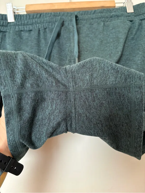 QUINCE Flowknit Mid-Rise Active Shorts Heather Green Sz Medium - Image 10
