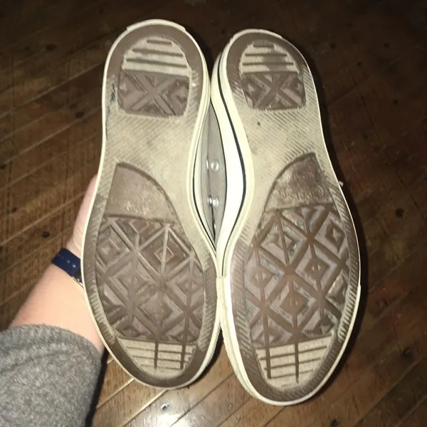 Converse gray size 7 low top sneakers - Image 4