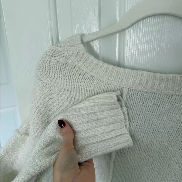 Free People Cream V-Neck Sweater ***small hole in armpit area in last pic**** - Image 6