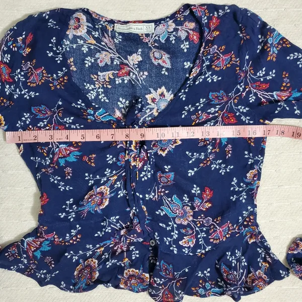 Abercrombie and Fitch Blue Floral Blouse size XS‎ button up with bow in front - Image 3