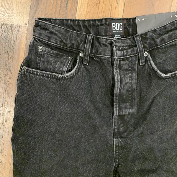 Urban Outfitters BDG NWT 90s Hi Rise Distressed Shorts Size 28 - Image 9