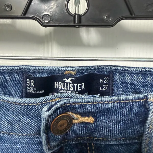 Hollister Ripped Ultra High-Rise mom Jeans 9R - Image 2