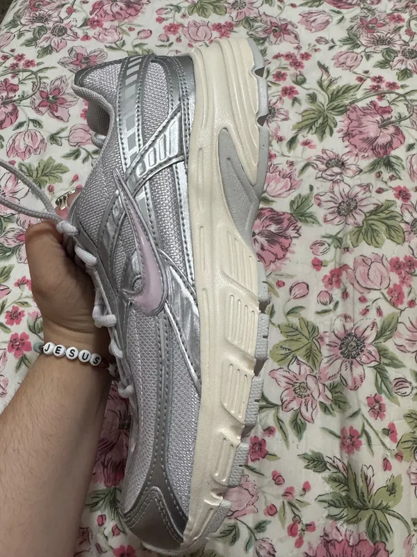 Nike initiator pink and silver tennis shoes - Image 5