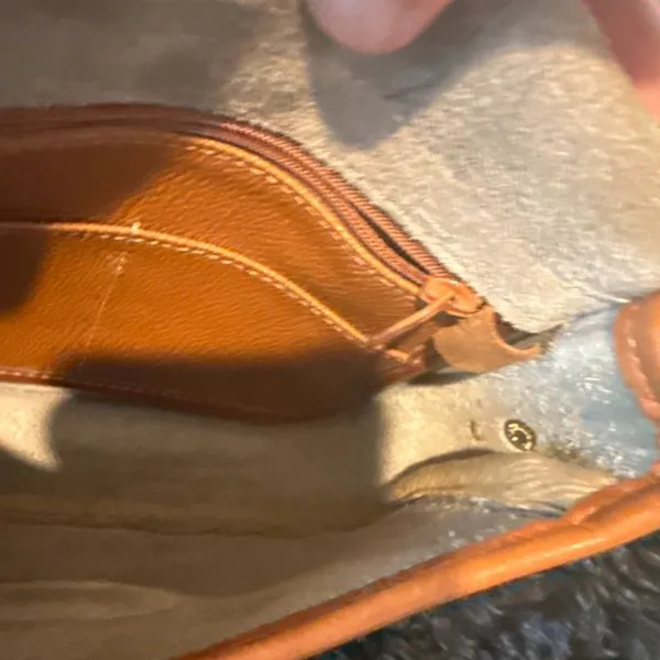 Vintage Dooney & Bourke Taupe all Leather crossbody bag - Image 14