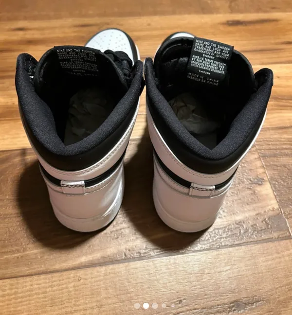 Nike High-Top Jordan Air Retro 1 size 7y - Image 2