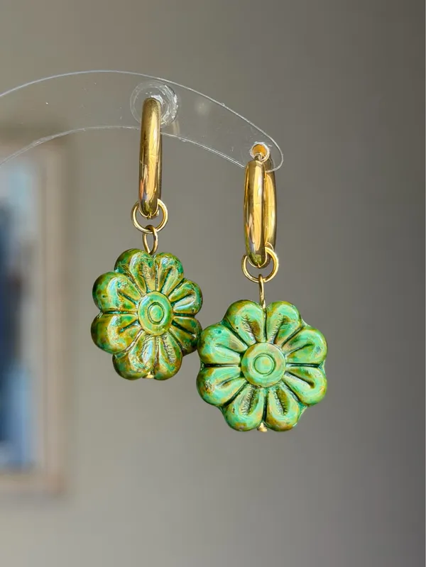 Handmade unique fairy retro cute Czech glass flower hoop dangle earrings💚 - Image 3