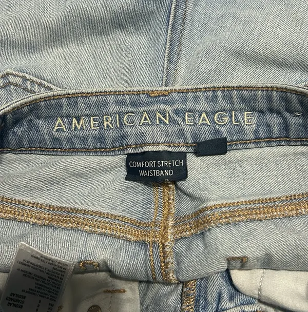 American Eagle Ripped Mom Jeans High-Rise - Image 3