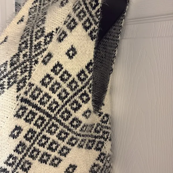 Geometric Patterned Black and Cream Sweater vest Size M - Image 2