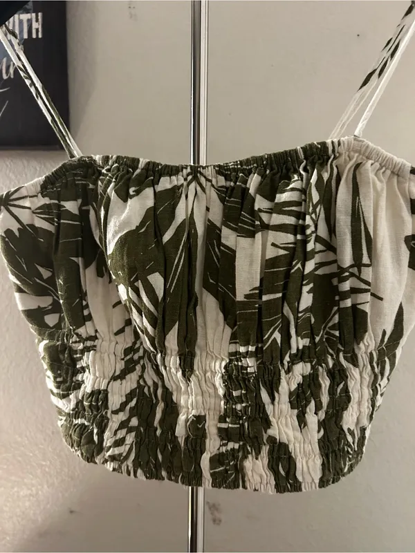 Abercrombie & Fitch Olive Green Leaf Print Pleated Shorts - Image 8
