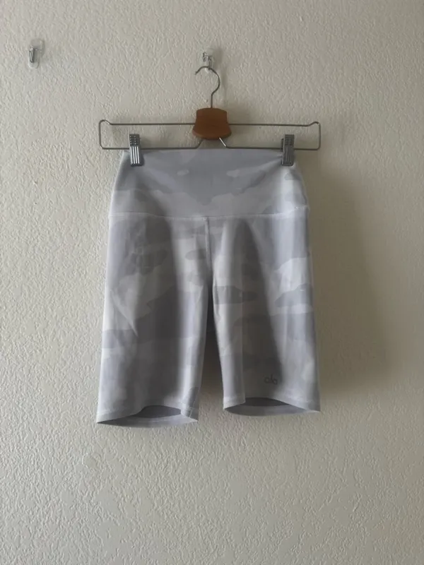 Alo Yoga White camo Vapor biker shorts - Image 2