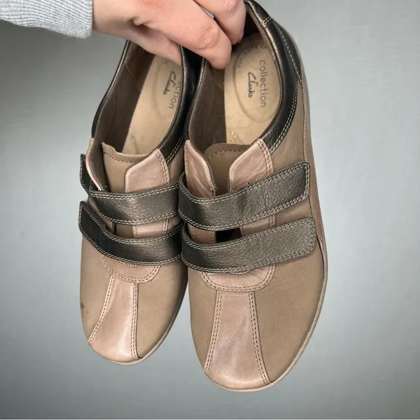 Clark’s | Tan Sneaker Shoe Woman’s‎ Brown and Black Casual Shoes - Image 2