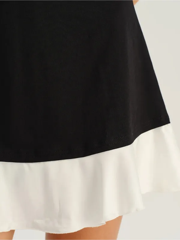 Rihoas Sleeveless Black Dress with White Hem and Pearl Buttons - Image 2